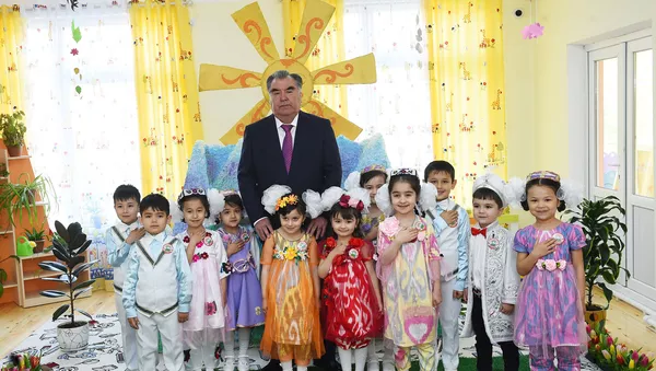 Эмомалӣ Раҳмон, раисиҷумҳури Тоҷикистон дар кӯдакистони Парасту дар шаҳри Гулистон - Sputnik Тоҷикистон