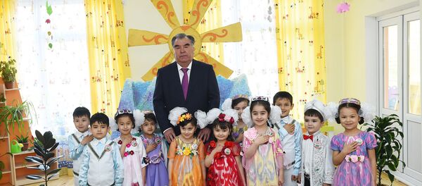 Эмомалӣ Раҳмон, раисиҷумҳури Тоҷикистон дар кӯдакистони Парасту дар шаҳри Гулистон - Sputnik Тоҷикистон