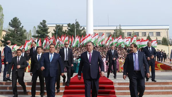 Эмомалӣ Раҳмон, раисиҷумҳури Тоҷикистон дар шаҳри Гулистон парчами давлатӣ барафрохт - Sputnik Тоҷикистон