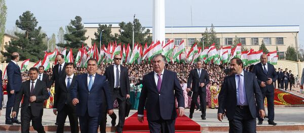 Эмомалӣ Раҳмон, раисиҷумҳури Тоҷикистон дар шаҳри Гулистон парчами давлатӣ барафрохт - Sputnik Тоҷикистон