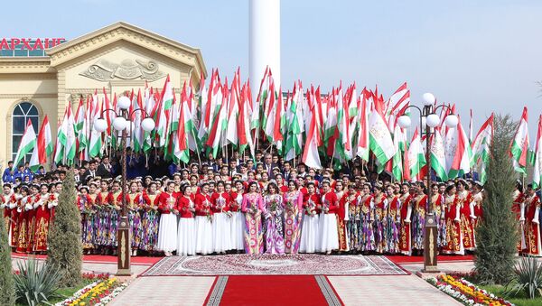 Эмомали Рахмон принял участие в церемонии открытия Государственного флага Республики Таджикистан - Sputnik Таджикистан