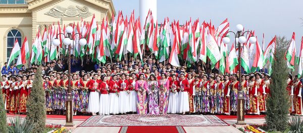 Эмомали Рахмон принял участие в церемонии открытия Государственного флага Республики Таджикистан Эмомали Рахмон принял участие в церемонии открытия Государственного флага Республики Таджикистан - Sputnik Таджикистан