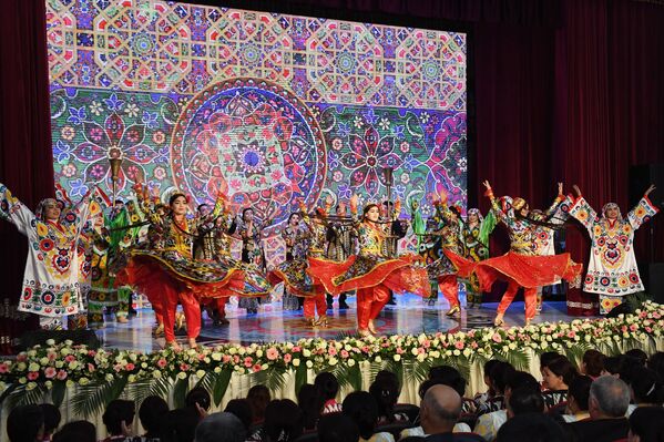 Концерт на открытии Дворца культуры в Бободжон Гафуровском районе - Sputnik Таджикистан