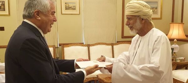 Зубайдуллоҳ Зубайдзода ба Юсуф бин Алавӣ нусхаи эътимоднома супурд - Sputnik Тоҷикистон