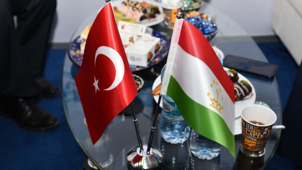 Флаги Турции и Таджикистана - Sputnik Тоҷикистон