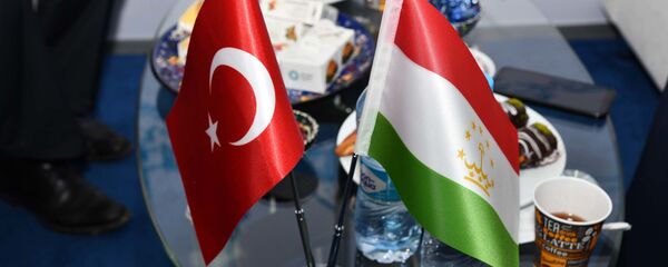 Флаги Турции и Таджикистана Флаги Турции и Таджикистана - Sputnik Тоҷикистон