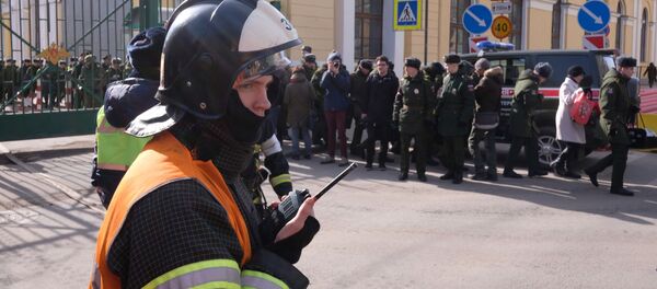 Сотрудник МЧС РФ у здания Военно-космической академии имени А. Ф. Можайского в Санкт-Петербурге Сотрудник МЧС РФ у здания Военно-космической академии имени А. Ф. Можайского в Санкт-Петербурге - Sputnik Таджикистан