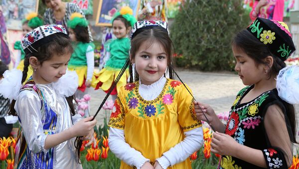 Таджикская девочка в нарядном костюме, архивное фото - Sputnik Тоҷикистон