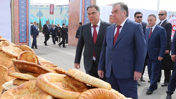 Эмомали Рахмон принял участие в фестивале Национальные наврузовские блюда, организованном на площади Исмаила Сомони в Худжанде - Sputnik Тоҷикистон