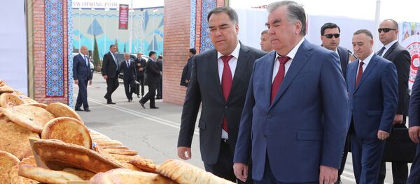 Эмомали Рахмон принял участие в фестивале Национальные наврузовские блюда, организованном на площади Исмаила Сомони в Худжанде - Sputnik Тоҷикистон