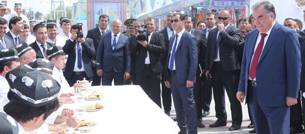 Занон агар дар озмуни пухтан иштирок кунанд, мардҳо дар озмуни хӯрдан ширкат доштанд Занон агар дар озмуни пухтан иштирок кунанд, мардҳо дар озмуни хӯрдан ширкат доштанд - Sputnik Тоҷикистон