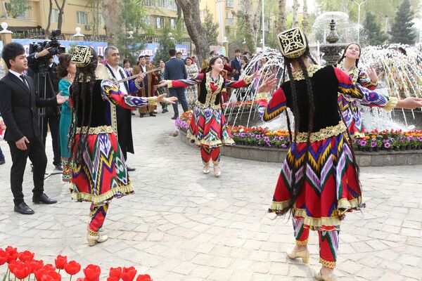 Праздники в марте в таджикистане. Национальный праздник Навруз в Таджикистане. Навруз 2022 Таджикистан. Таджикский культурный центр Навруз. Навруз на памире.