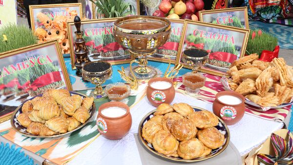 Праздничный стол в Худжанде - Sputnik Тоҷикистон