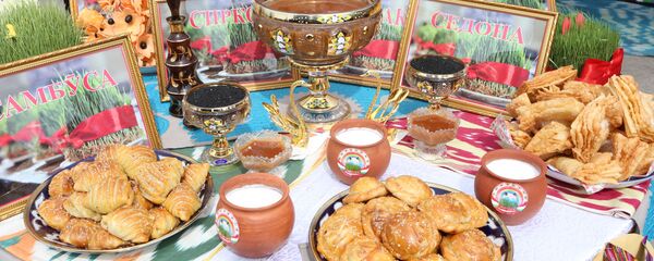 Праздничный стол в Худжанде - Sputnik Тоҷикистон