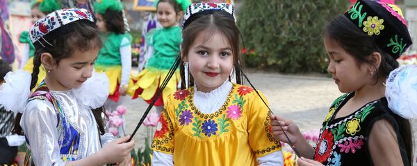 Девочки заплетают друг другу косички - Sputnik Таджикистан