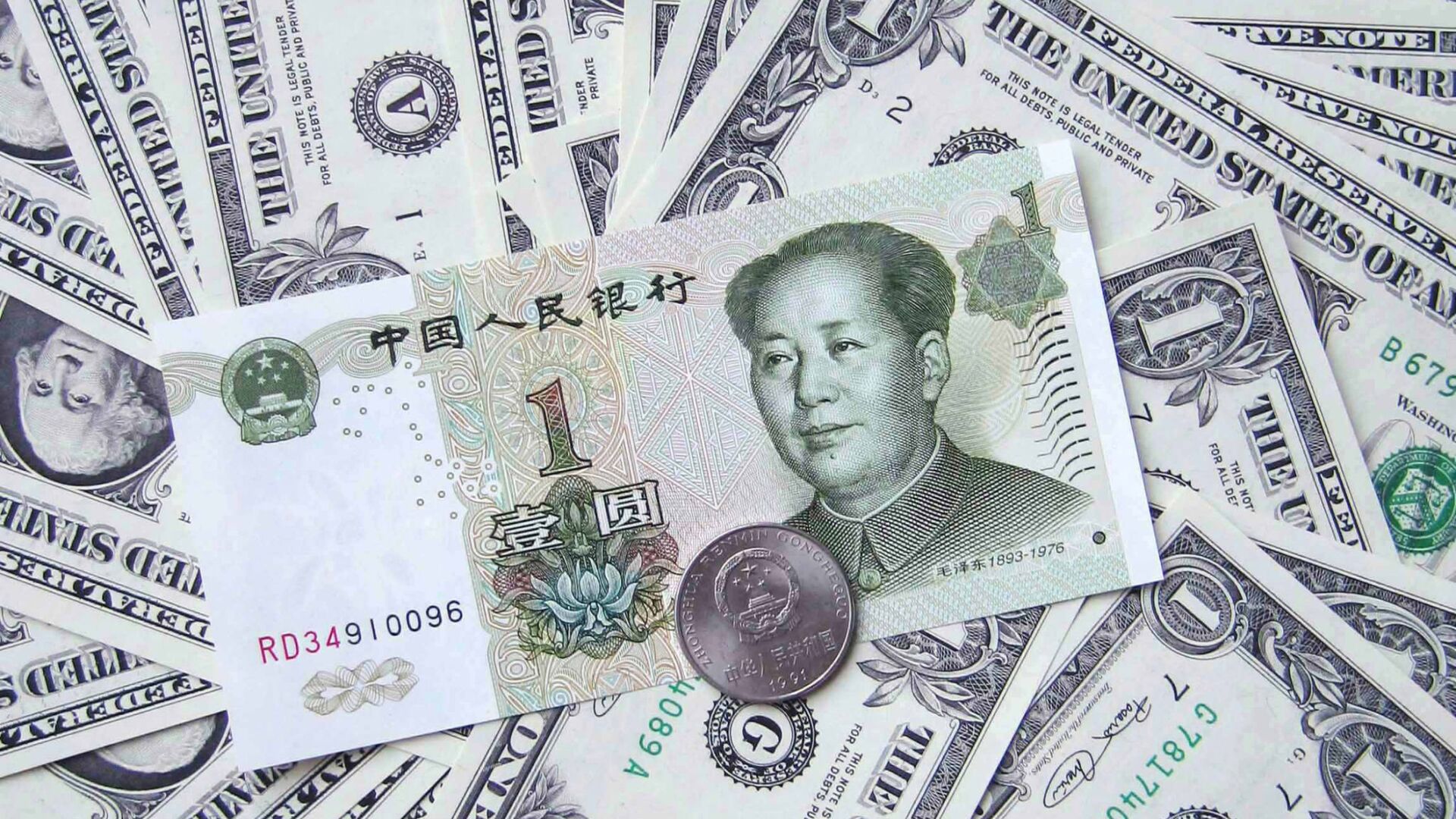 Денежные купюры. Доллары США. Китайская банкнота, архивное фото - Sputnik Таджикистан, 1920, 18.08.2022