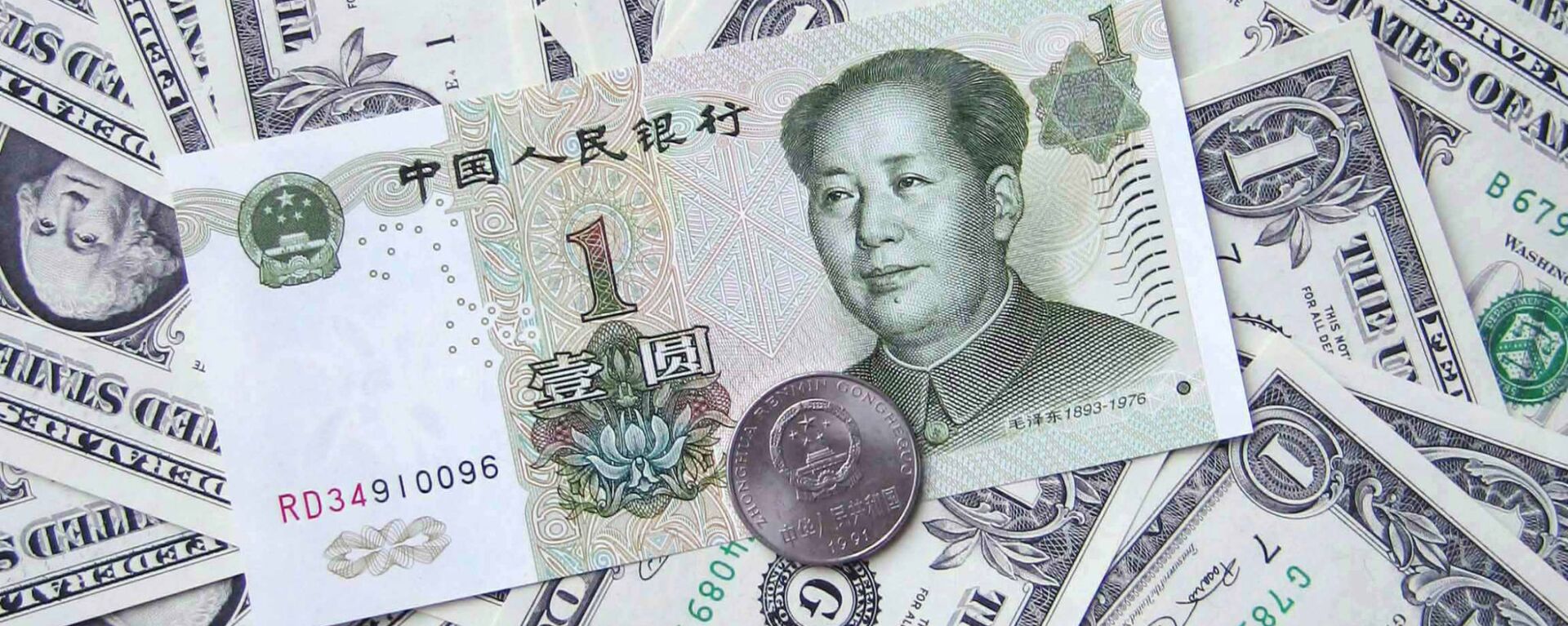 Денежные купюры. Доллары США. Китайская банкнота, архивное фото - Sputnik Таджикистан, 1920, 29.12.2023