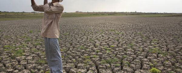 Мужчина на высушенной плотине Manjara Dam в Индии, архивное фото - Sputnik Таджикистан