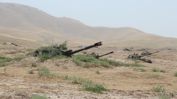 На полигоне Ляур с артиллеристами 201-й военной базы в Таджикистане проведено учение по управлению огнем артиллерии - Sputnik Таджикистан