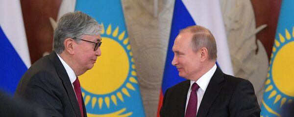 Президент РФ Владимир Путин и президент Казахстана Касым-Жомарт Токаев (слева) на пресс-конференции по итогам российско-казахстанских переговоров - Sputnik Таджикистан