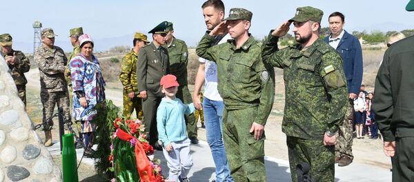 В Таджикистане почтили память разбившихся в 1999 году пограничников РФ В Таджикистане почтили память разбившихся в 1999 году пограничников РФ - Sputnik Таджикистан