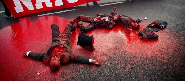 Демонстранты блокируют главный проспект, ведущий к конференц-центру, где проходит саммит НАТО в Лиссабоне  - Sputnik Таджикистан