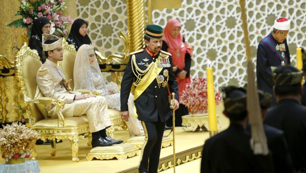 Султан Брунея Хаджи Хассанал Болкиах на церемонии бракосочетания своей дочери Хафизы Сурурул Болкиах и государственного служащего Мухаммада Рузаини  - Sputnik Таджикистан