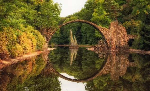 Пули Rakotzbrücke дар боғи Кромлау дар шаҳри Габлентси Олмон Пули Rakotzbrücke дар боғи Кромлау дар шаҳри Габлентси Олмон - Sputnik Тоҷикистон