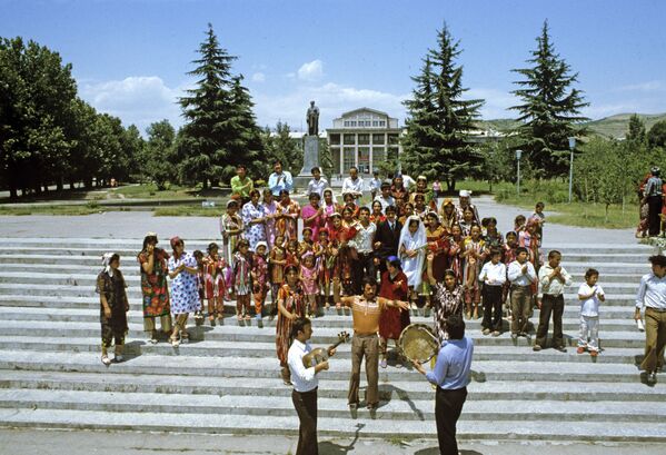 Участники свадебной церемонии в одном из районов города Душанбе - Sputnik Таджикистан