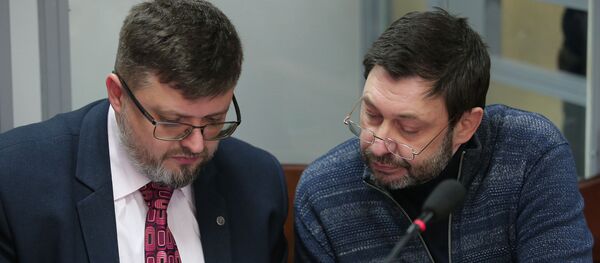 Руководитель портала РИА Новости Украина Кирилл Вышинский (справа) и адвокат Андрей Доманский - Sputnik Таджикистан