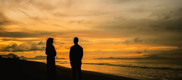 Пара на пляже - Sputnik Таджикистан