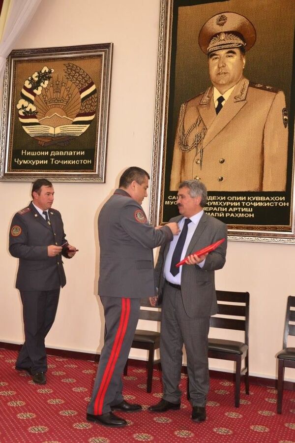 Тақдими медал аз номи Раҳимзода ба Хайрандеш ва Ҷумъахон Сафаров - Sputnik Тоҷикистон