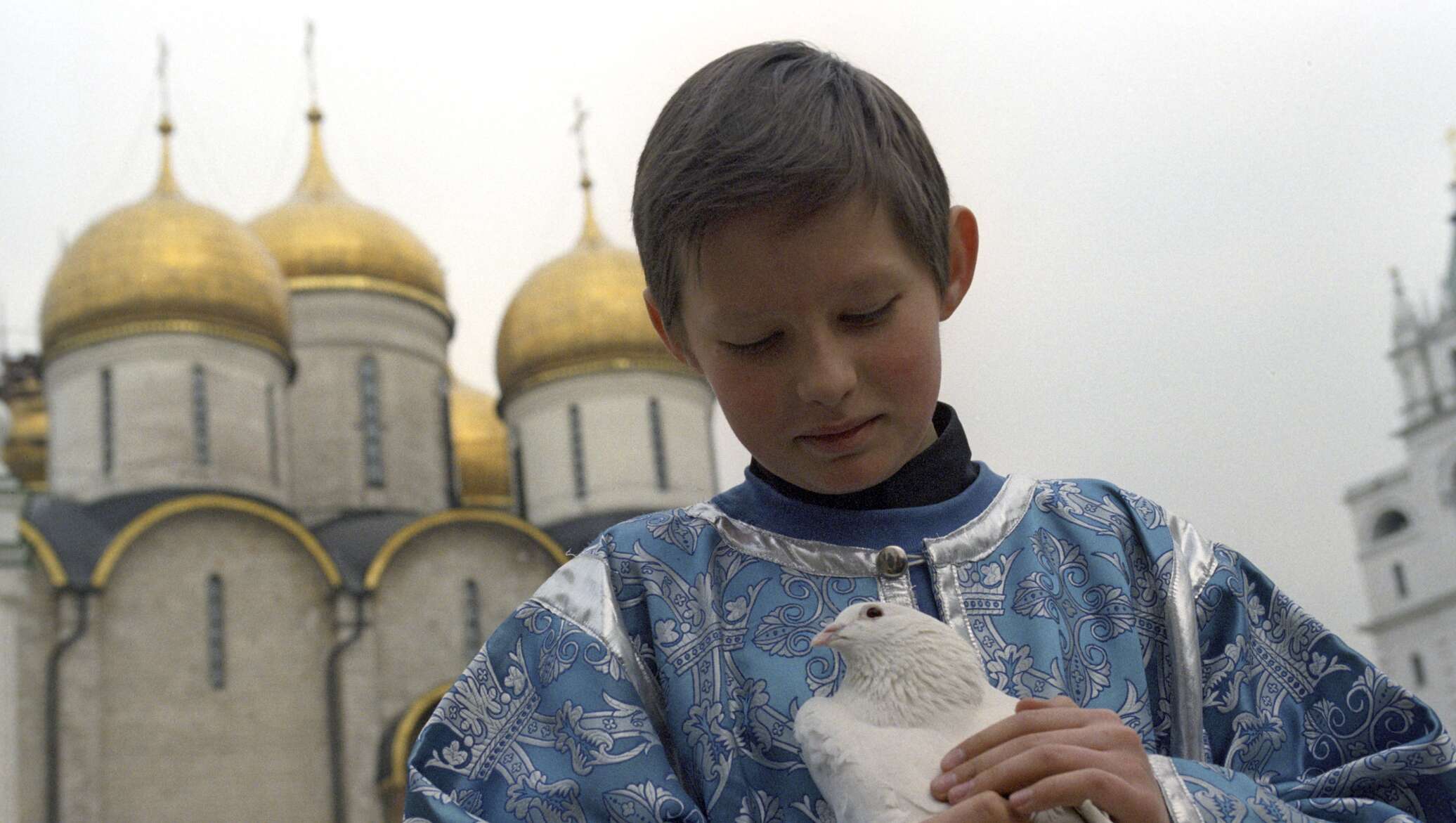 Православные святые дети. Дети в церкви. Православные дети. Дети в православном храме. Православный храм.