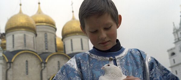 Мальчик с голубем на празднике Благовещения Пресвятой Богородицы Мальчик с голубем на празднике Благовещения Пресвятой Богородицы - Sputnik Таджикистан