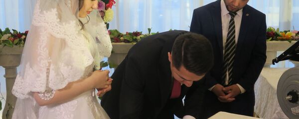 Молодожены расписываются на узбекской свадьбе - Sputnik Тоҷикистон