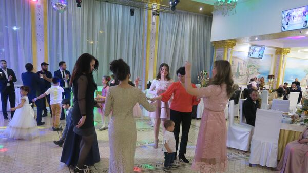 Гости танцуют на узбекской свадьбе - Sputnik Тоҷикистон