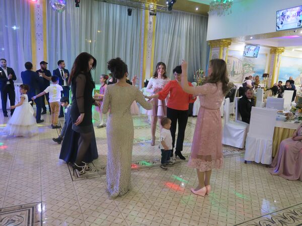 Жених-султан, фата-оберег и чай вместо водки: особенности узбекской свадьбы Жених-султан, фата-оберег и чай вместо водки: особенности узбекской свадьбы - Sputnik Таджикистан