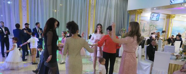 Гости танцуют на узбекской свадьбе Гости танцуют на узбекской свадьбе - Sputnik Тоҷикистон