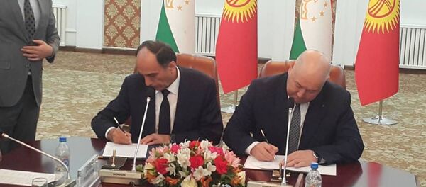 Имзои суратҷаласа аз ҷониби Азим Иброҳим, ноиби нахуствазири Тоҷикистон ва ҳамтои қирғизаш Жениш Раззоқов - Sputnik Тоҷикистон