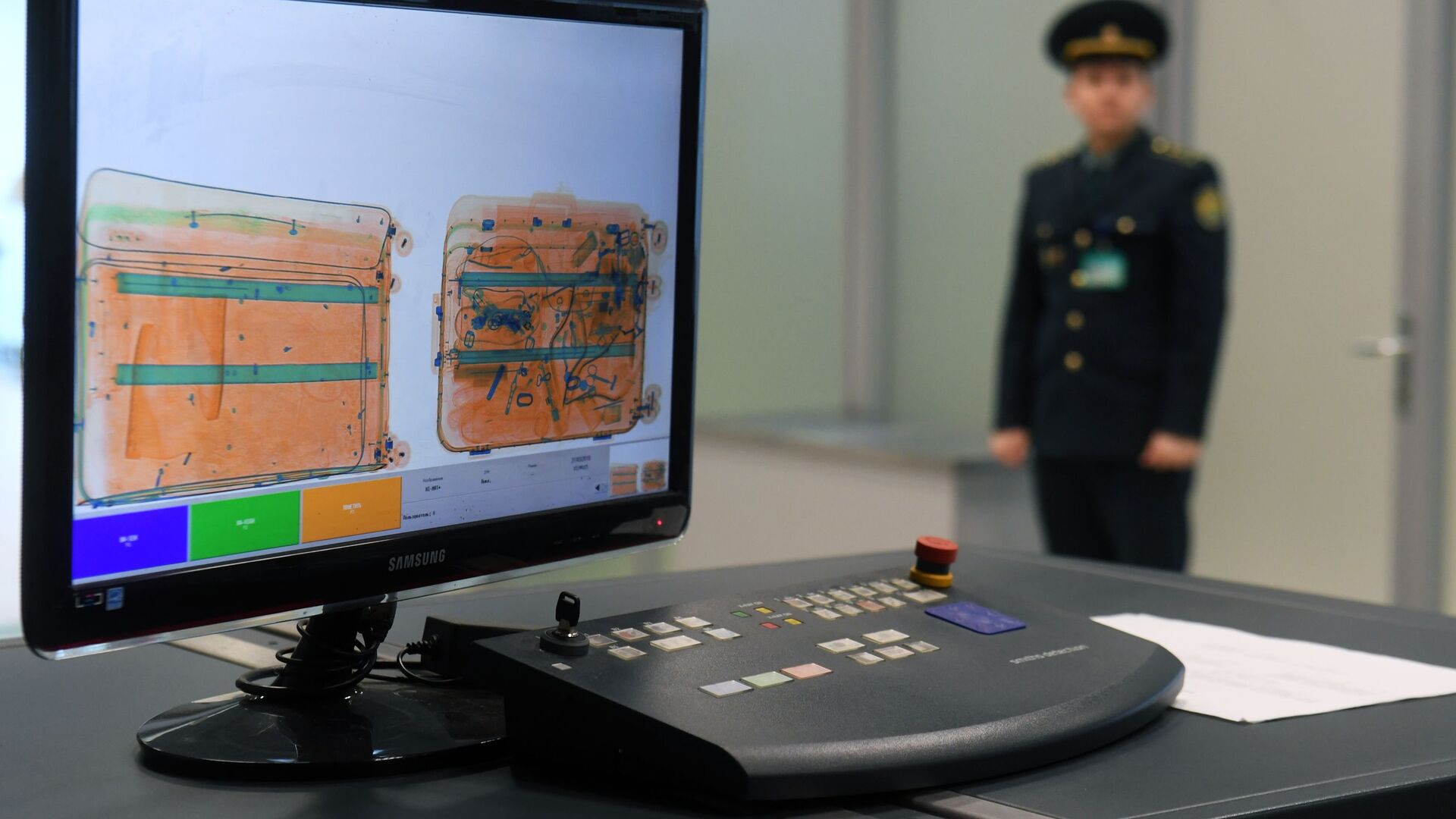 Монитор багажного сканера (интроскоп) в зоне таможенного контроля  - Sputnik Таджикистан, 1920, 25.08.2023