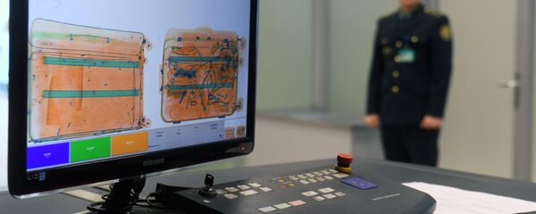 Монитор багажного сканера (интроскоп) в зоне таможенного контроля  - Sputnik Тоҷикистон