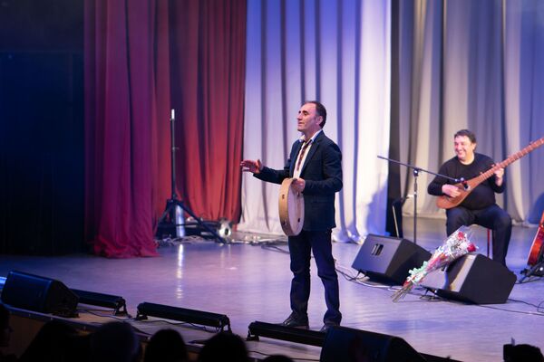 Чун кӯдак бе кин: Нобовар Чаноров гуфт, чӣ гурӯҳи Шамс-ро даҳсолаҳо якҷо нигоҳ дошт Чун кӯдак бе кин: Нобовар Чаноров гуфт, чӣ гурӯҳи Шамс-ро даҳсолаҳо якҷо нигоҳ дошт - Sputnik Тоҷикистон