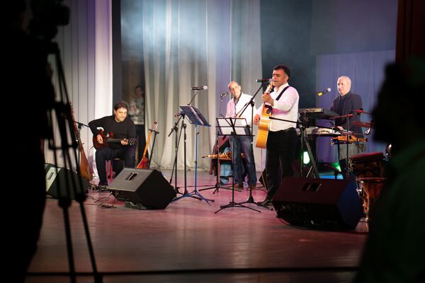 Чун кӯдак бе кин: Нобовар Чаноров гуфт, чӣ гурӯҳи Шамс-ро даҳсолаҳо якҷо нигоҳ дошт Чун кӯдак бе кин: Нобовар Чаноров гуфт, чӣ гурӯҳи Шамс-ро даҳсолаҳо якҷо нигоҳ дошт - Sputnik Тоҷикистон