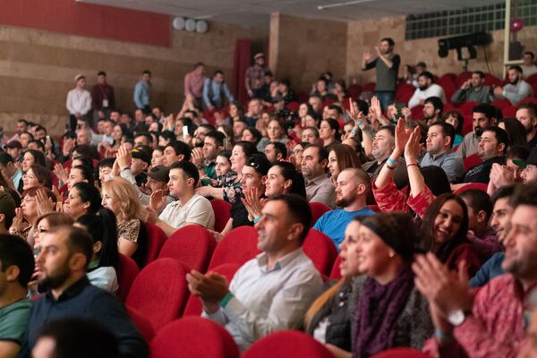 Чун кӯдак бе кин: Нобовар Чаноров гуфт, чӣ гурӯҳи Шамс-ро даҳсолаҳо якҷо нигоҳ дошт Чун кӯдак бе кин: Нобовар Чаноров гуфт, чӣ гурӯҳи Шамс-ро даҳсолаҳо якҷо нигоҳ дошт - Sputnik Тоҷикистон