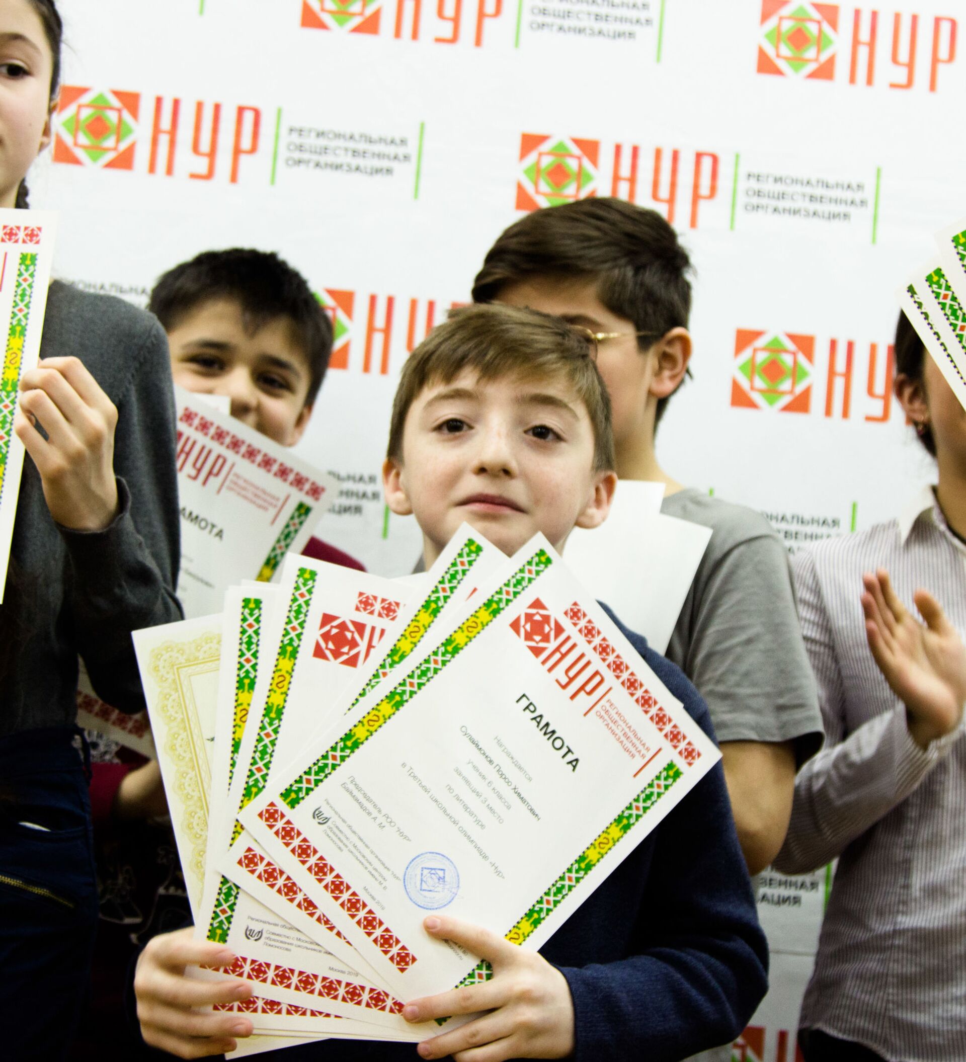 Челябинск школьник таджики. Таджикские школьники фото. Фото РОО Нур.