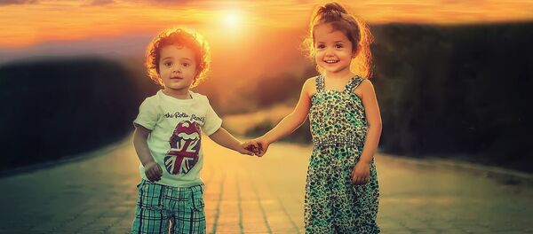 Мальчик и девочка на фоне заката, архивное фото Мальчик и девочка на фоне заката, архивное фото - Sputnik Таджикистан