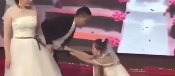 Бывшая девушка жениха явилась на свадьбу в платье невесты и сорвала ее - Sputnik Тоҷикистон