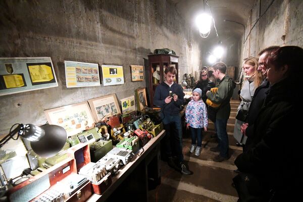 Посетители в хранилище №2 в музее современной фортификации Бункер-703 МИД СССР в Москве - Sputnik Таджикистан