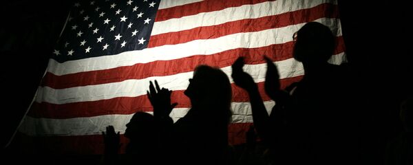 Люди на фоне американского флага - Sputnik Таджикистан