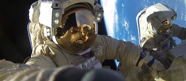 Космонавты во время выхода в открытый космос, архивное фото - Sputnik Таджикистан